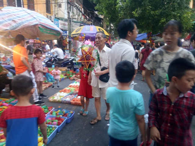 Dù có nhiều sự lựa chọn để mua sắm đồ Tết Trung thu, song nhiều người dân Hà thành vẫn luôn chọn phố Hàng Mã để mua đồ cho con cháu 