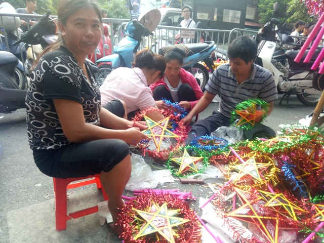 Những người làm nghề đồ chơi phục vụ thị trường Tết Trung thu hối hả, tất bật hoàn thiệt sản phẩm cung ứng ra thị trường