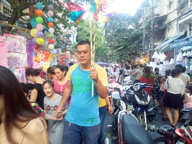 Phố Hàng Mã những ngày này lúc nào cũng đông vui như trẩy hội.
