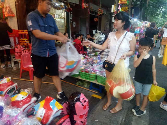 Những chiếc đầu lân được bán khắp phố Hàng Mã