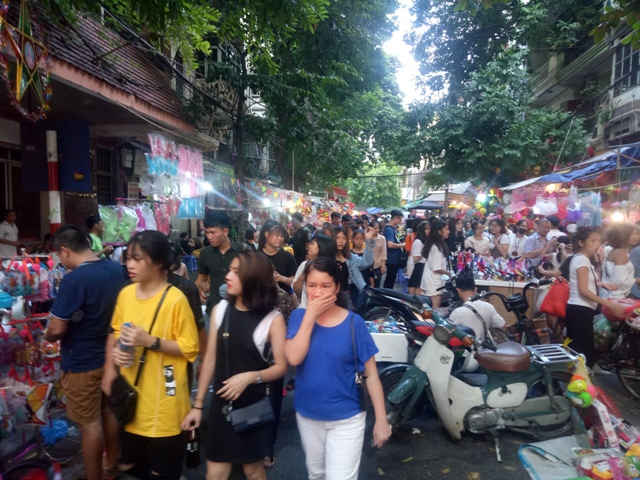 Phố Hàng Mã nhộn nhịp cận ngày Tết Trung thu