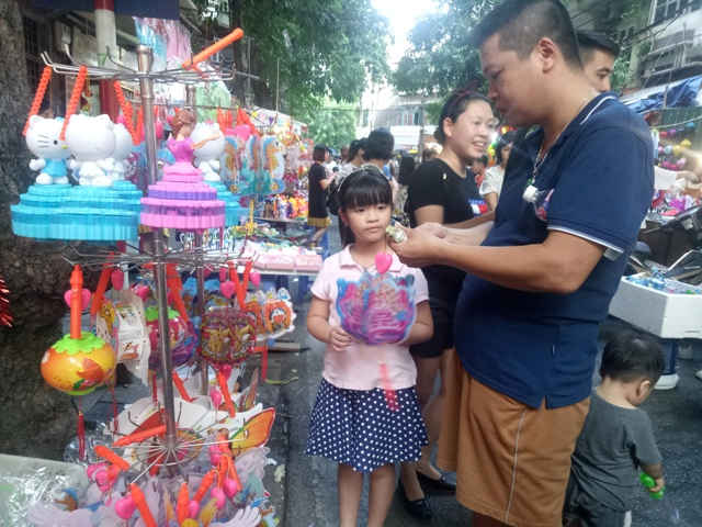Trẻ em vô cùng thích thú khi được bố mẹ đi mua sắm các loại đồ chơi mà các em yêu thích