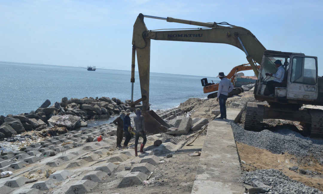 Khí hậu biến đổi thất thường, biển động mạnh, kết hợp triều cường dâng cao đã làm nhiều đoạn kè hư hỏng nặng