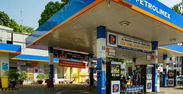 Với người tiêu dùng và xã hội Với những cách làm sáng tạo trong thực hiện cuộc vận động của Petrolimex không những tạo được sự gắn kết với DN trong nước với nhau mà còn lan tỏa tinh thần “Người Việt Nam ưu tiên dùng hàng Việt Nam” trong các công ty xăng dầu, các đơn vị thành viên, trực thuộc của Petrolimex. Điển hình như mặt hàng dầu nhờn Petrolimex do Tổng công ty Hóa dầu Petrolimex (PLC) sản xuất. Đây là hàng Việt Nam với 2 điểm nhấn: Chất lượng hàng đầu thế giới & giá bán rất Việt Nam. Với cách làm như vậy, các lĩnh vực khác của Petrolimex cũng đang trên đà phát triển với nòng cốt là các tổng công ty chuyên ngành về gas (PGC), bảo hiểm (Pjico), sơn (Pitco), các dịch vụ ngân hàng (PGB) và xây lắp (PCC-1), v.v…. Nhiều cách làm sáng tạo đã được các công ty xăng dầu chủ động triển khai, như: “ Petrolimex cùng ngư dân cùng ngư dân ra khơi' Hàng hóa Petrolimex về với ATK Định Hóa', Petrolimex Hải Phòng - Nhiều cách làm hay để vượt khó thành công', Cuộc lội ngược dòng ngoạn mục '... Đây thực sự mới là mục tiêu lớn của chữ P - thương hiệu Việt đầy tự hào và yêu quý.