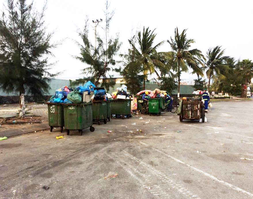 Thùng rác tại các trạm trung chuyển thường xuyên đầy ứ, tràn xuống đường, bốc mùi hôi thối
