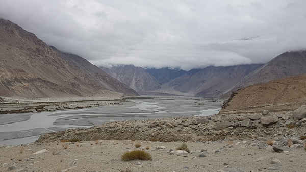 Sông Shyok ở Thung lũng Nubra, một nhánh của sông Indus là một trong những con sông lớn nhất ở Ladakh bắt nguồn từ sông băng Rimo. Ảnh: Hridayesh Joshi