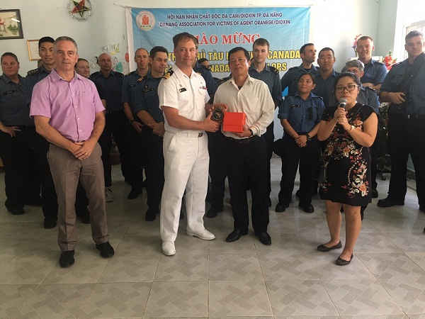 1. Các tình nguyện viên đội tàu Hải quân Hoàng gia Canada đã đến thăm Trung tâm Bảo trợ nạn nhân chất độc da cam và trẻ bất hạnh TP Đà Nẵng