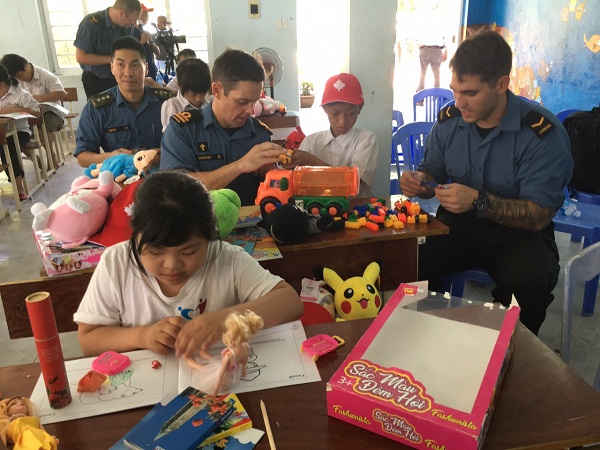 2. Các tình nguyện viên vui chơi với các em ở Trung tâm