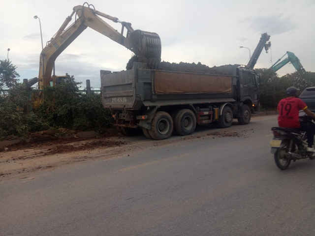Đất đá thường xuyên theo các xe tải chở đất từ công trường thi công đường ống nước Sông Đà rơi vãi trên Đại lộ Thăng Long