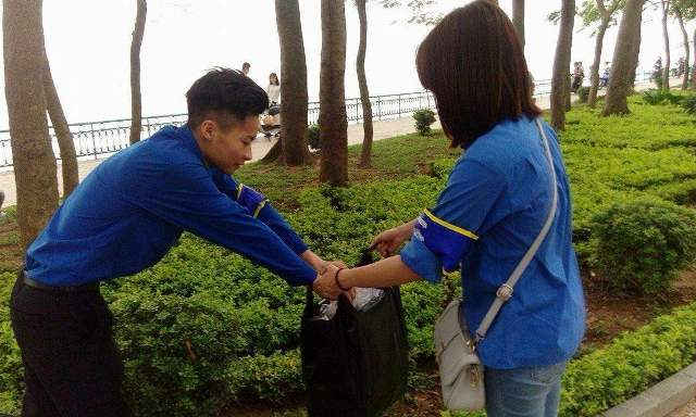 sẵn sàng từ bỏ những ngày nghỉ đó để ở lại Thủ đô cùng chung tay với công nhân môi trường
