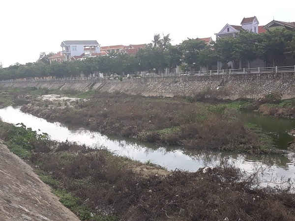 Nhiều đoạn bùn đất lấp kín lòng kênh