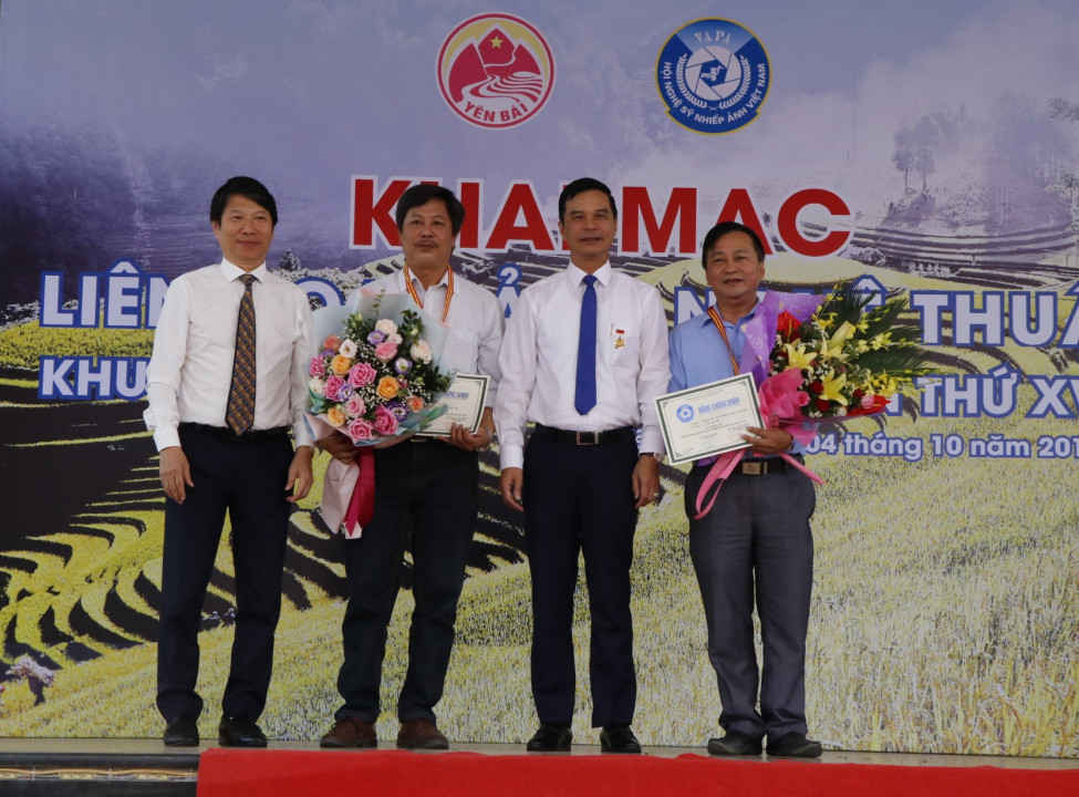 Hai Huy chương Vàng được trao cho 2 tác giả Vũ Chiến và Thanh Miền thuộc Chi hội Nhiếp ảnh tỉnh Yên Bái