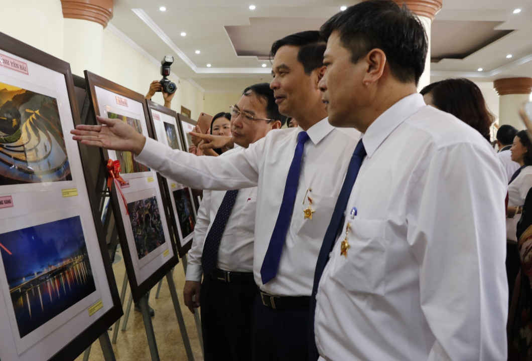 Ông Dương Văn Tiến, Phó Chủ tịch UBND tỉnh Yên Bái xem tác phẩm ảnh đạt giải Nhất tại Liên hoan