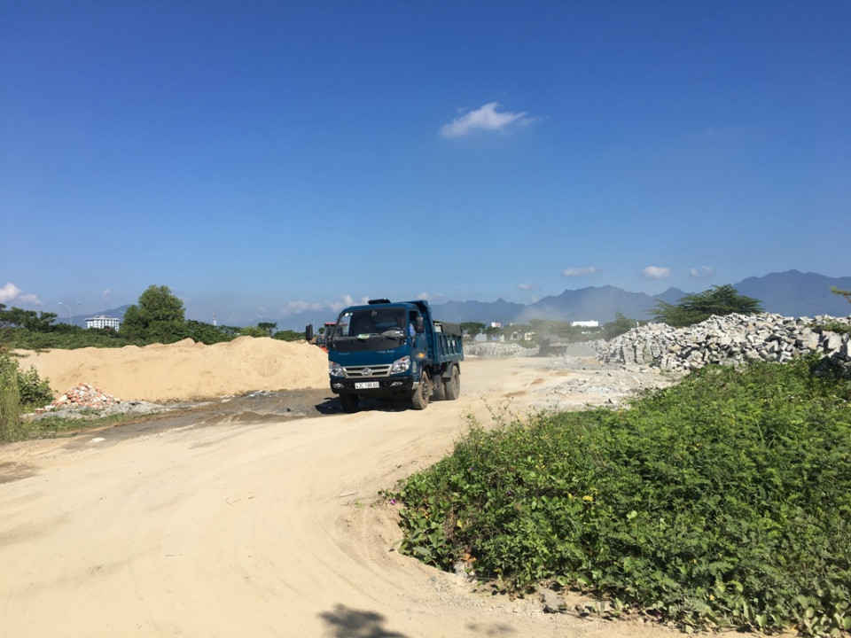 Hai bãi tập kết vật liệu xây dựng trái phép tại ngã 3 đường Hoàng Thị Loan và con đường chưa đặt tên