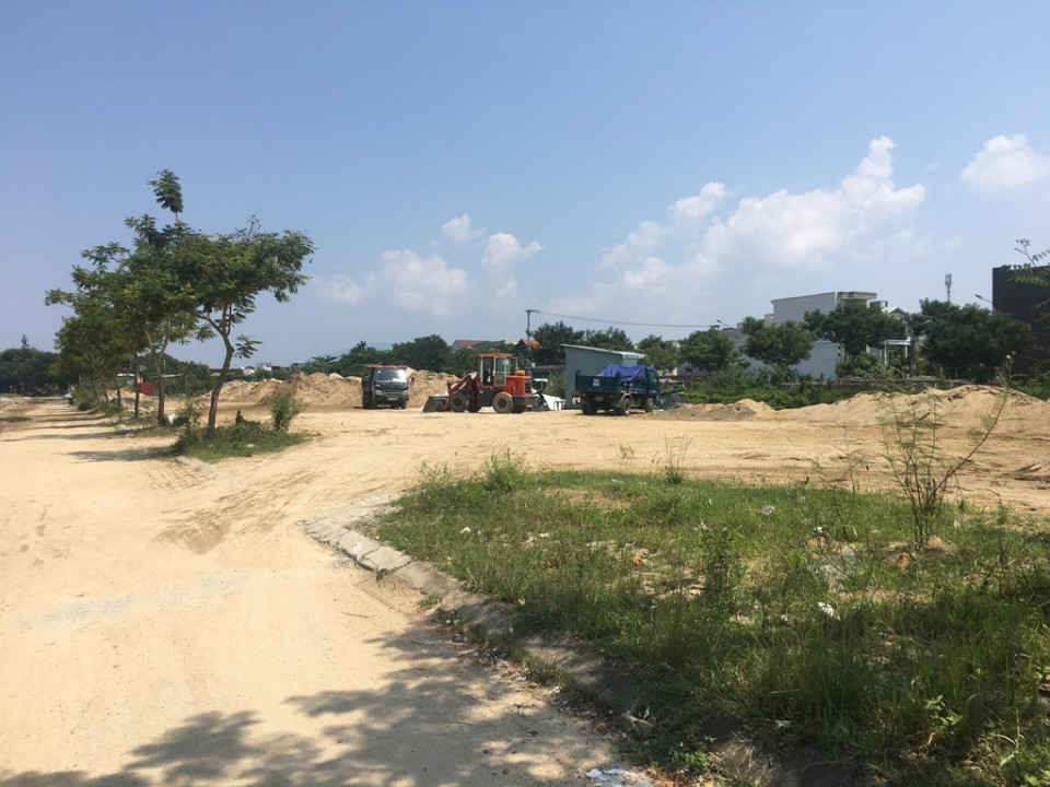Một bãi tập kết cát với khối lượng lớn nằm sát con đường chưa đặt tên đường