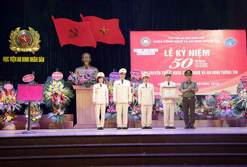 Trao bằng khen của TTg