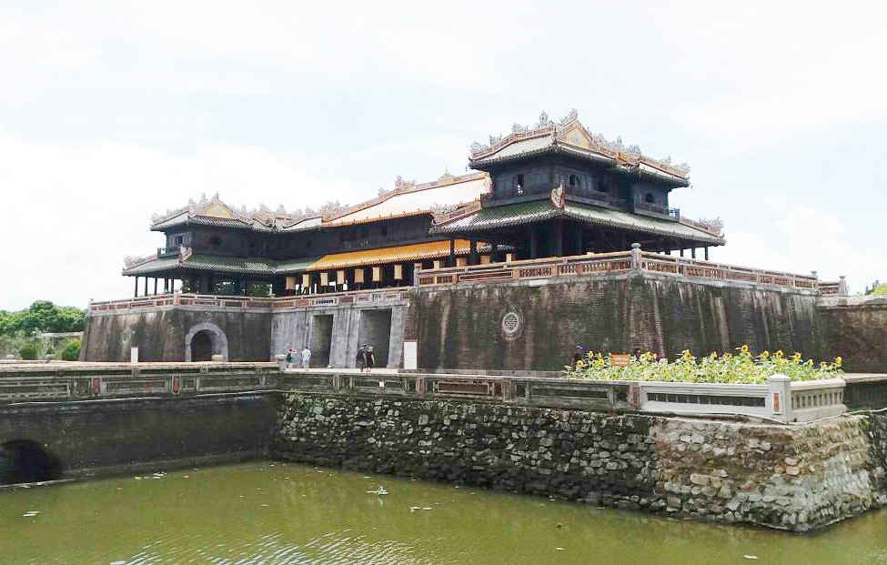 Kinh thành Huế đang bị xâm hại bởi cuộc sống tạm bợ của hàng ngàn người dân