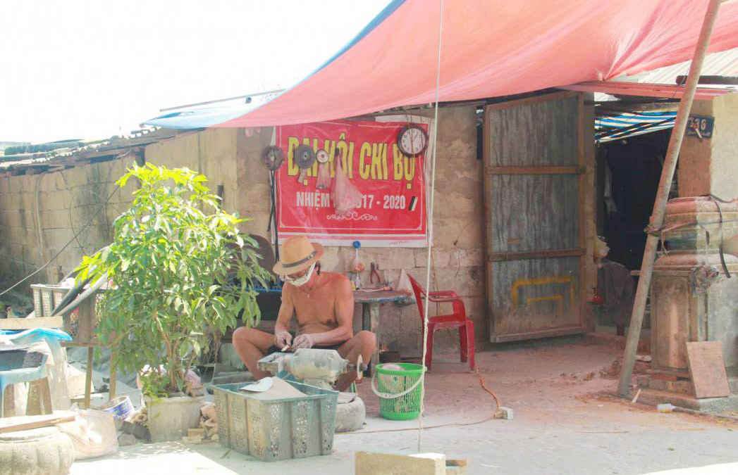 Cuộc sống của người dân vô cùng khó khăn, trong khi đó xung quanh di tích Huế vẫn rất nhếch nhác và ô nhiễm