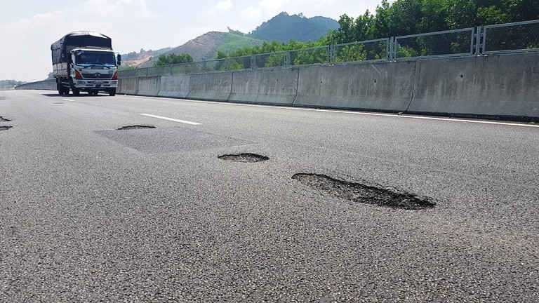 Tổ công tác đã ghi nhận và xác định, về mặt đường xuất hiện nhiều hư hỏng dạng ổ gà nằm trên tuyến cao tốc, cá biệt, nhiều vị trí ổ gà sâu như Km45+40 (PT), Km47+40 (PT)...