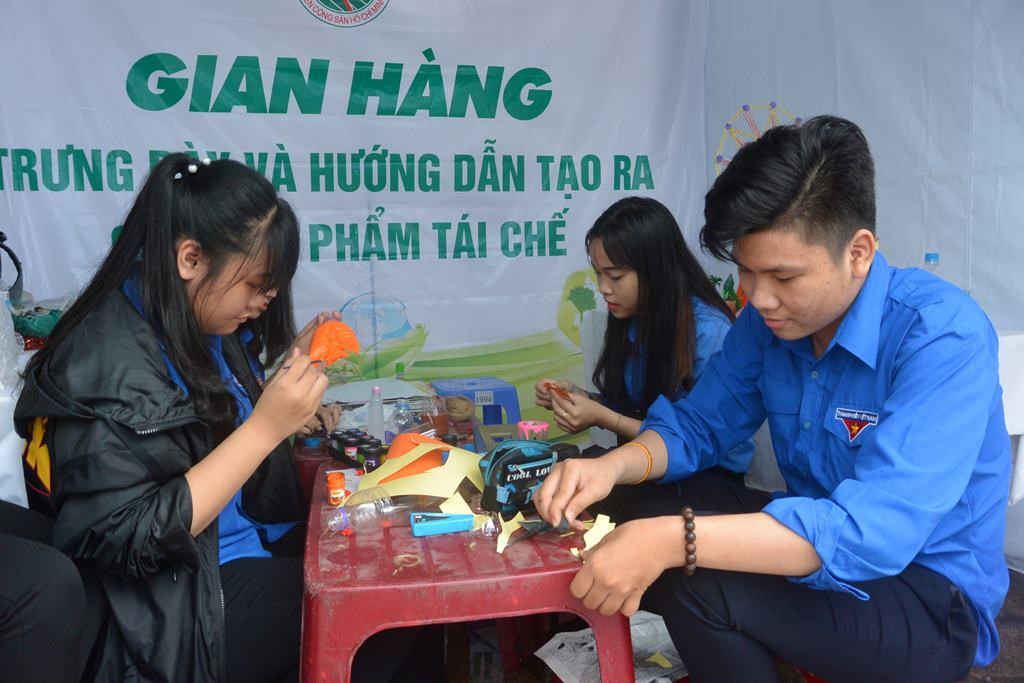 Chế tạo các sản phẩm hand - made từ vật liệu bỏ đi
