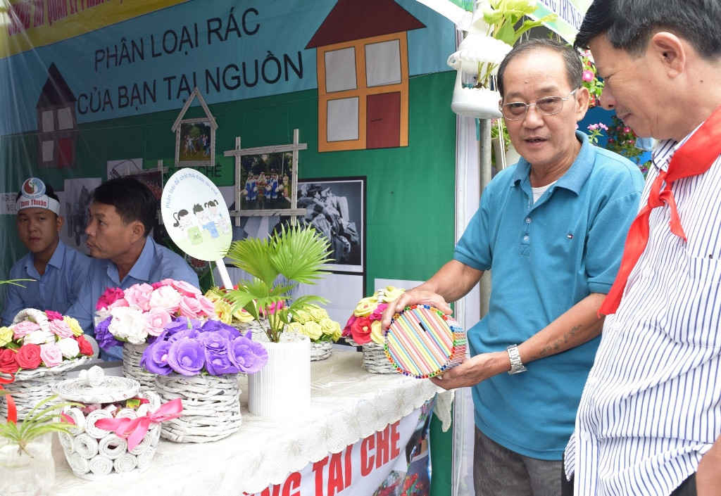 Một gian hàng giới thiệu nhiều mô hình tái chế