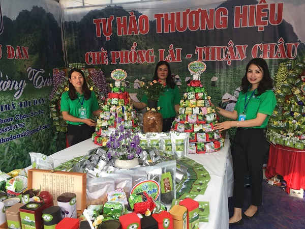 Các gian trưng bày, giới thiệu các sản phẩm nông sản địa phương