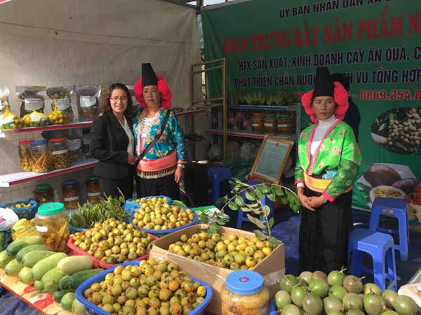 Các gian trưng bày, giới thiệu các sản phẩm nông sản địa phương