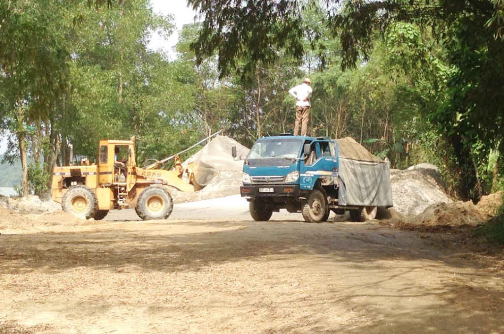 Những bãi tập kết cát trái phép dọc sông Hương