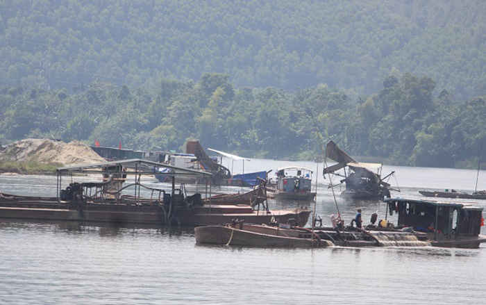 Các doanh nghiệp khai thác cát sỏi trái phép tại bãi bồi Lương Quán dù đã có lệnh cấm