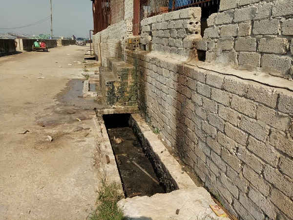Nước thải đọng lại mương đen kịt, bốc mùi hôi thối