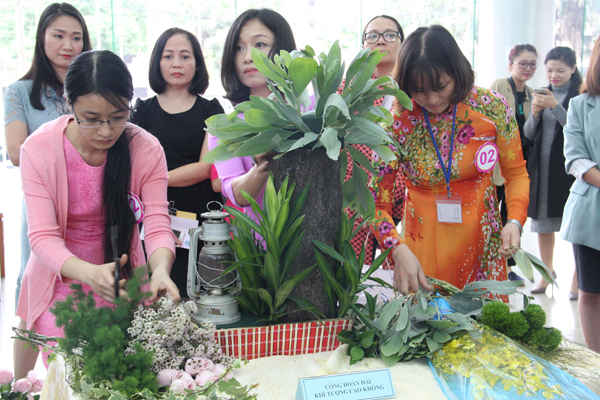 Phần thi cắm hoa của các đội thi diễn ra rất sôi nổi