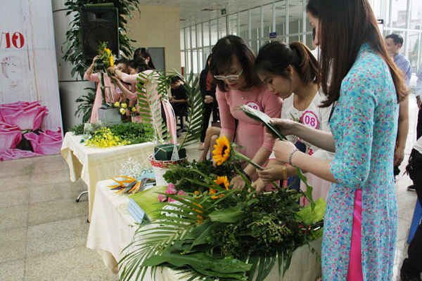 Phần thi cắm hoa của các đội thi diễn ra rất sôi nổi