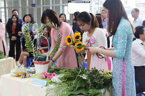 Phần thi cắm hoa của các đội thi diễn ra rất sôi nổi