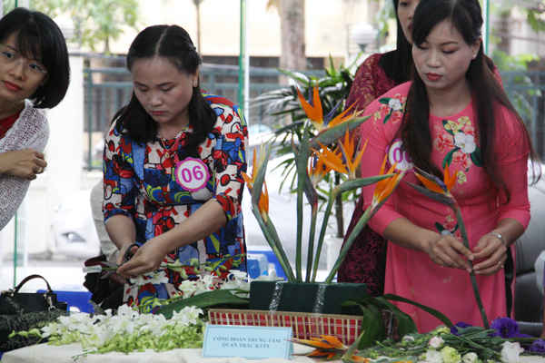 Phần thi cắm hoa của các đội thi diễn ra rất sôi nổi