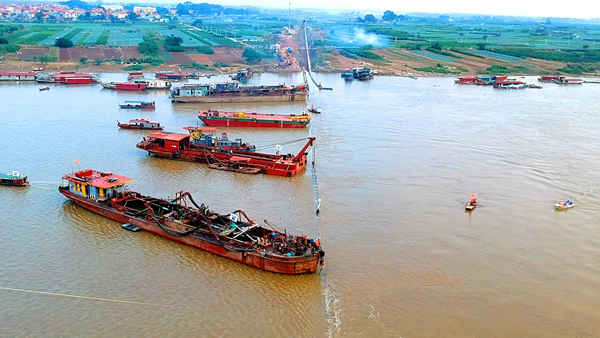 Đánh chìm tuyến ống thép dẫn nước qua sông Hồng