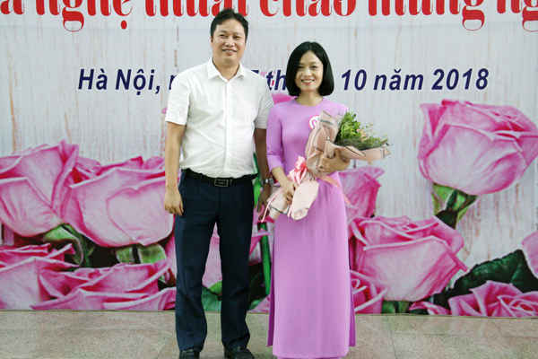Ông Võ Văn Hòa – Chủ tịch Công đoàn Tổng cục KTTV tặng hoa đại diện đội đạt giải Nhất - Đài KT Cao không