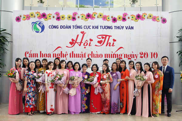 Ban giám khảo chụp ảnh lưu niệm cùng các đội thi