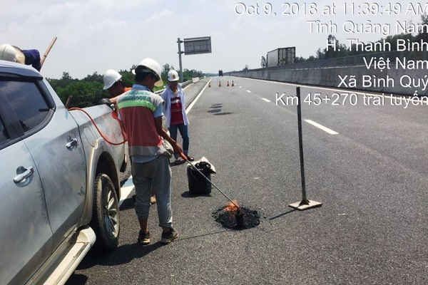 Trái ngược với quy trình thi công khi sử dụng vật liệu Carboncor Asphalt, phương pháp thực hiện vá ổ gà trên mặt đường Cao tốc Đà Nẵng - Quảng Ngãi lại sử dụng khò lửa cho khô ráo (Ảnh: BQL Dự án cung cấp)