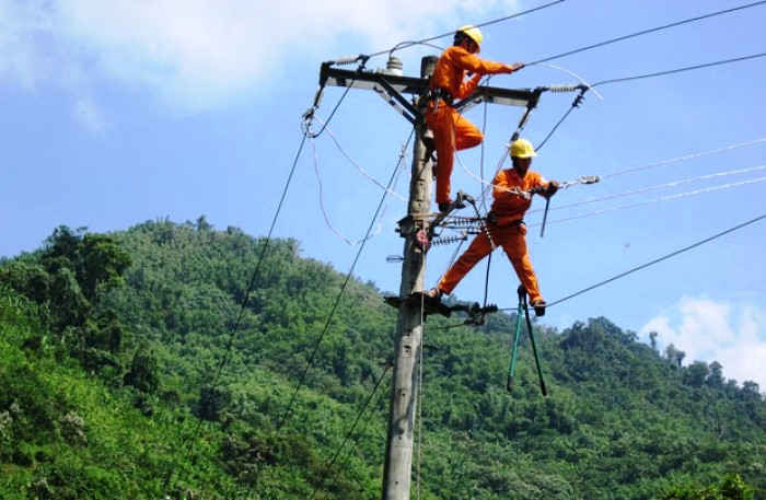 Do địa hình đồi núi nên nhiều khu vực ở các huyện miền núi của Quảng Nam trụ điện dễ bị xói lở, nhất là vào mùa mưa bão (ảnh QNAPC)