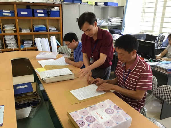 Cán bộ Phòng TN&MT huyện Sốp Cộp thẩm định hồ sơ cấp GCNQSDĐ lần đầu