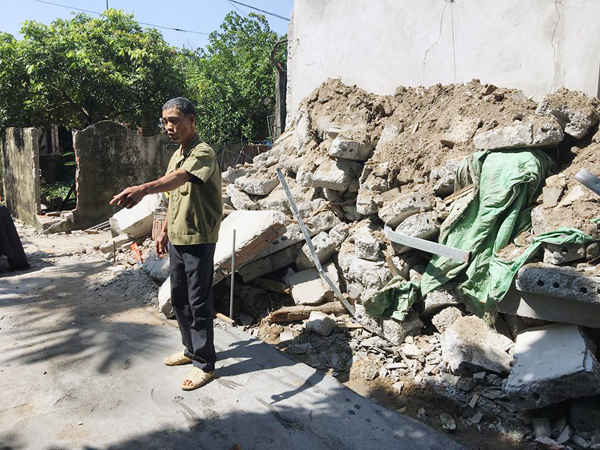 Đứng tại nơi vừa bị cưỡng chế không lâu, ông Khuyến kể về nỗi oan khuất của ông suốt 5 năm nay