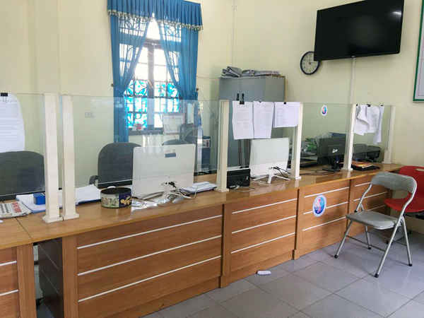 Cả văn phòng UBND xã Tân Việt 'im lìm' trong khi rất nhiều công dân chờ được làm việc