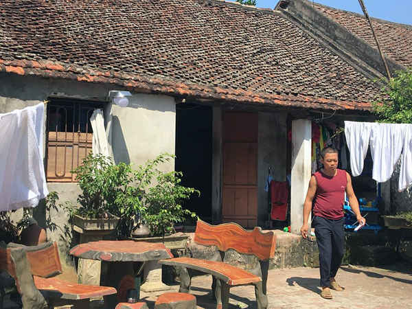 Gia đình ông Khuyến sống trong ngôi nhà mái ngói cũ kỹ, tồi tàn. Sau lần cưỡng chế, ngôi nhà vốn nhỏ bé trở nên chật chội hơn bởi phải chứa thêm nhiều đồ dùng của ngôi nhà bị phá dỡ