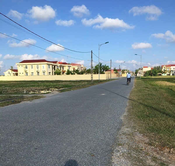 Tuyến đường tỉnh lộ 526 đi chợ Cồn Cao cũng do UBND xã Hoa Lộc làm chủ đầu tư cũng dính hàng loạt sai phạm.