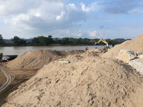 Bến cát hàng nghìn khối của Công ty Phúc Long