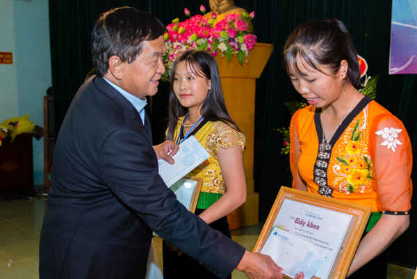 Lễ trao học bổng Lê Mộng Đào