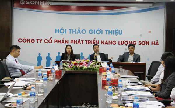 Đại diện Sơn Hà và tổ chức tư vấn trả lời các câu hỏi của nhà đầu tư