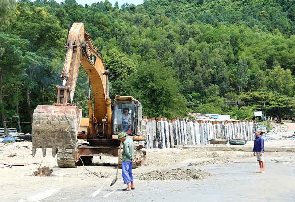 Hạng mục đóng cọc ngăn sạt lở sẽ phấn đấu hoàn thành trước mùa mưa bão.