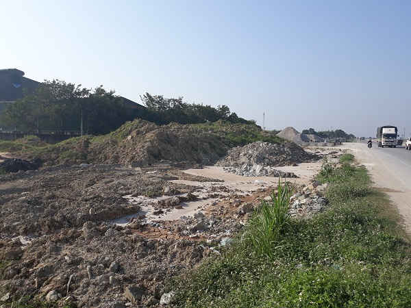 Đổ thải tràn lan sát QL1A gây ô nhiễm môi trường