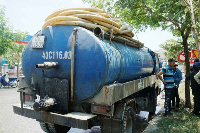 Xe hút hầm cầu xả nhớt thải xuống cống